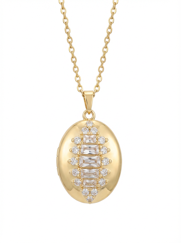 Bella Kolye, vintage tasarımı ve ışıltılı baget taşlarla süslenmiş açılabilir kapaklı locket detayları ile şıklığı simgeler.