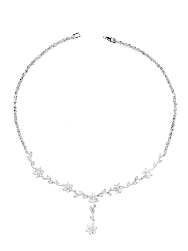 Isabella Kolye - Küpe Set, zarif yaprak motifleri ve zirkon taş detaylarıyla göz alıcı bir şıklık sunarak hem günlük hem de özel davetlerde mükemmel bir aksesuar. Rodyum kaplama ile üretilmiştir.